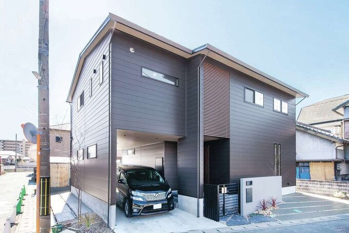 ブラックで統一したクールな外観。ビルトインガレージには車を2台駐車可能