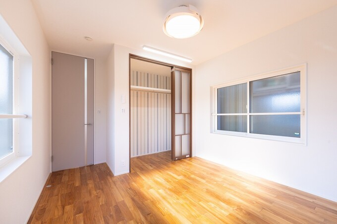 2面採光でやさしい光が差し込む、明るく心地よい洋室。
お部屋全体がやわらかな雰囲気に包まれています。
クローゼットのストライプクロスが、さりげない可愛らしさをプラス。