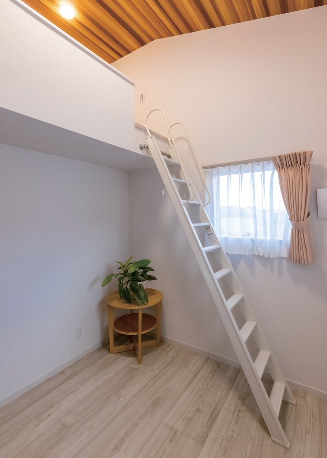 2つの子ども部屋はクローゼットを作らない代わりにロフトを設けて収納スペースを確保。部屋の外に子どもたち専用のウォークインクローゼットがある