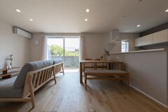 キッチンカウンターと一体化したダイニングスペースがあり、家族の団らんに最適である。【PG HOUSE（ピージーハウス）浜松・磐田】