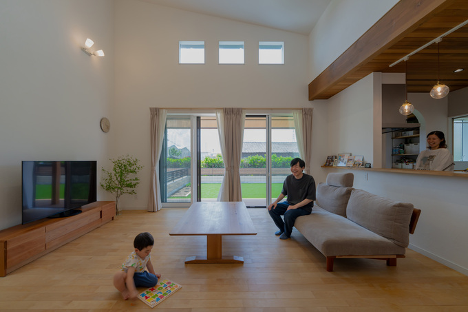 大きな窓から自然光が降り注ぐリビング。家族がゆったりとくつろげる開放的な空間が広がっている。