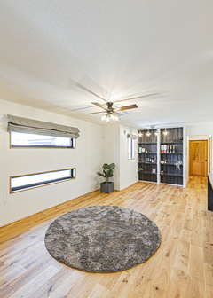 外からの視線を気にせず過ごせるよう、横長の窓を配置したリビング