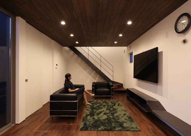 リビングは落ち着きのあるナチュラル＆モダンに仕上げた。重厚な家具のセレクトが、上質な空間をいっそう引き立てている