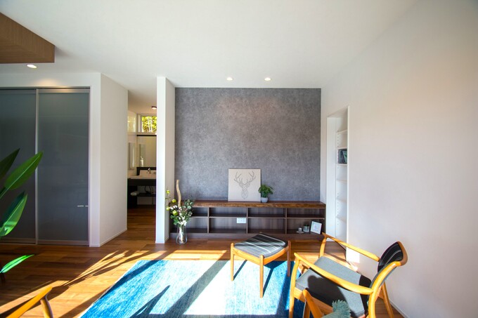 明るい日ざしが降り注ぐリビング。