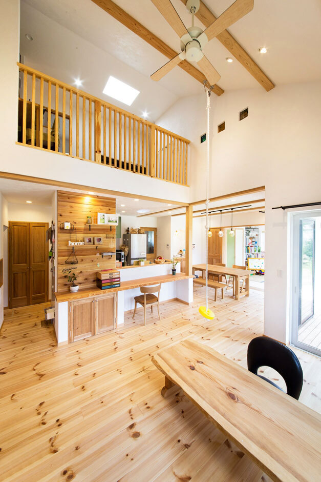 吹き抜けで開放感のあるリビング。2階部分の3色のステンドグラスがかわいいアクセントに