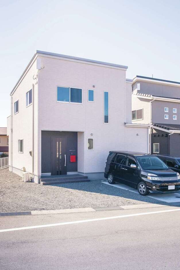 真っ白な外観に玄関まわりだけ濃色でアクセント