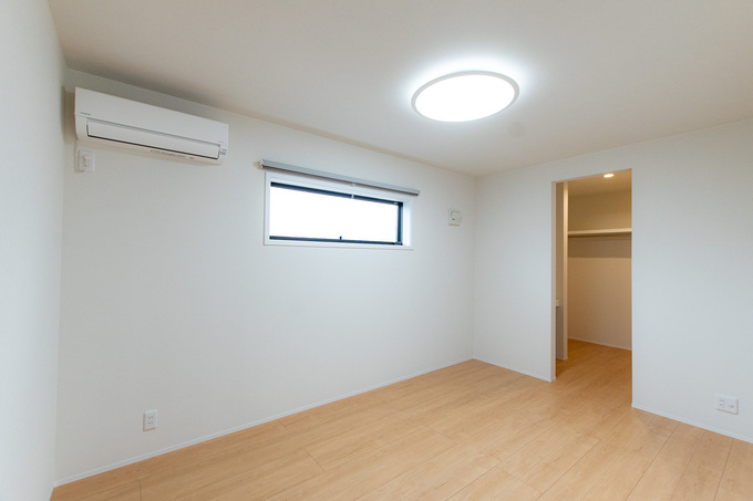 シンプルで明るい居室。この部屋はエアコン完備で快適な空間。クローゼットスペースもあり、収納力も抜群。