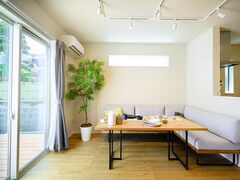 キッチンからダイニング･ウッドデッキへと視線が抜け、家族の様子を見守ることができる安心な間取り。