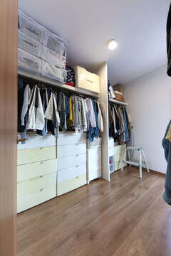 洗面脱衣所と隣接のウォークインクローゼット。洗濯物は洗濯乾燥機から取り出したら、そのまま収納でき、理想的な家事楽動線を実現