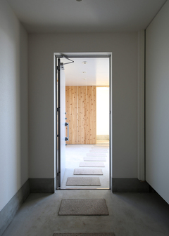 飛び石が敷かれた風情豊かな玄関アプローチにも、建築家の感性が宿る【SIMPLE NOTE 豊川スタジオ】