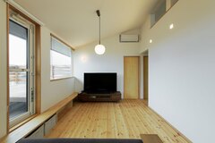 木の温もりが感じられるリビング。大きな窓から光がたっぷり入り、明るく居心地の良い空間を作り出している。【大野建設】