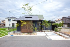モダンでコンパクトな平屋の外観。シンプルな形状と自然素材が融合し、街並みに溶け込むデザイン。【ビーバーハウス】