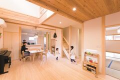 1階はどこか懐かしい真壁仕上げ。天井の杉板が土間との一体感を演出