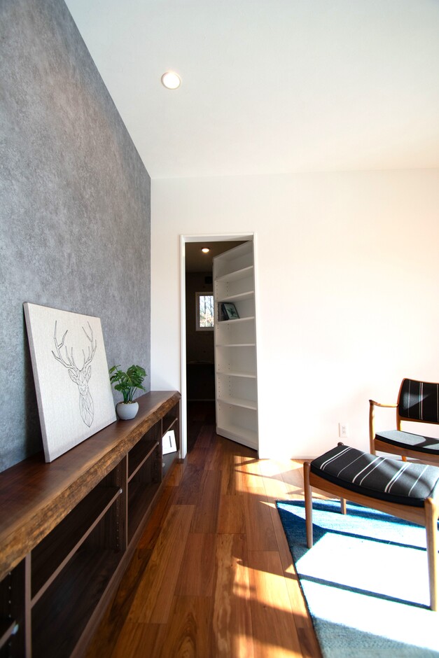 書斎へと続く隠し扉。