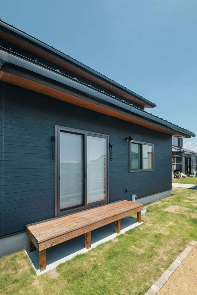 外構工事もトータルで依頼。芝生の庭とウッドデッキでバーベキューやプール遊びを楽しめる
