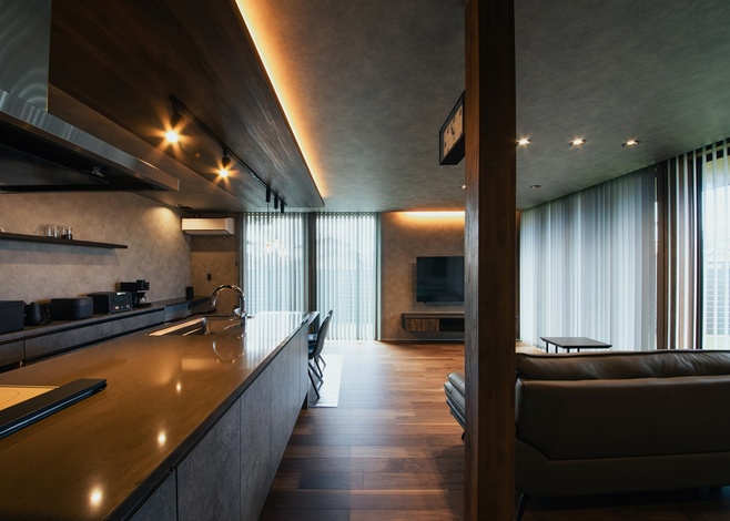 Takara standardのキッチンにアイカ工業のフィオレストーン（天然水晶の人工大理石）をMIXさせた高級感のあるキッチン。収納も十分で、インテリアの主役になっている