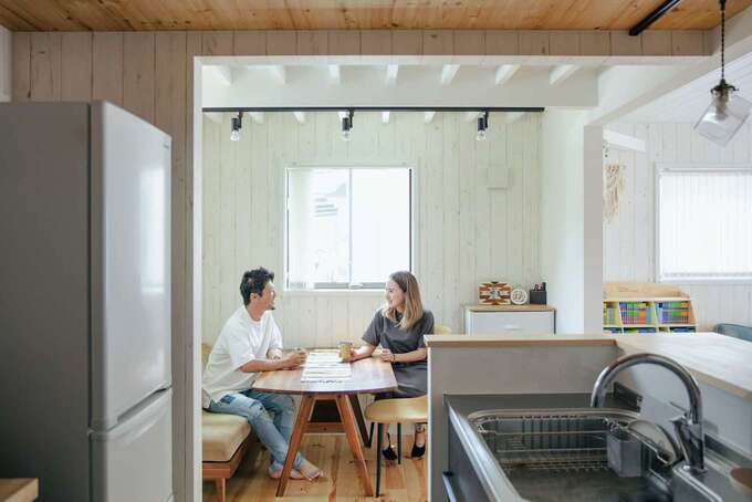 「全部白く塗ってしまうと落ち着きがなくなって、ハリの量が多いと印象が重くなりそう」と、天井の高さ、ハリの見せ方、白くペイントするかを吟味した。構造上必要だった壁がダイニングの適度な目隠しに
