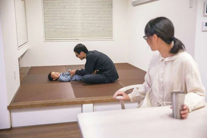 小上がりの畳コーナーは、子どもの遊び場、お昼寝、アイロンがけなど多用途に使えて便利