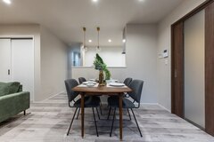 玄関からの近さや、キッチンを中心に考えたの家族が集うダイニング【OWN RESORT HOME（オウンリゾートホーム）】