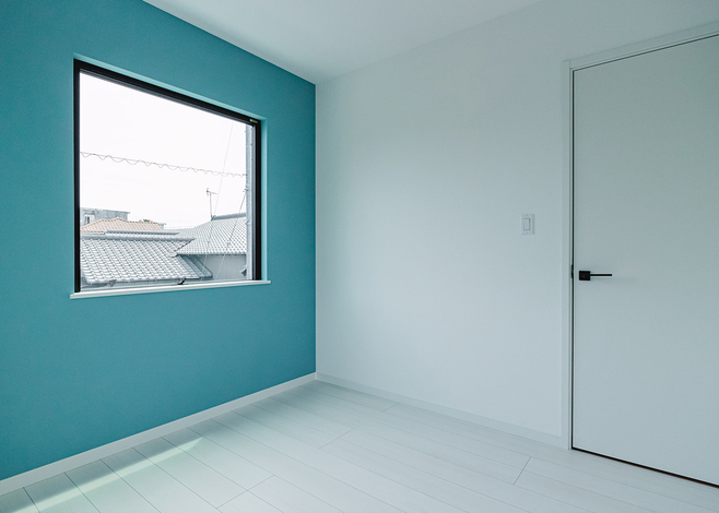 2階の子ども部屋は4.5畳×2部屋。クロスは子どもたちにそれぞれ好きな色を選ばせて決めた