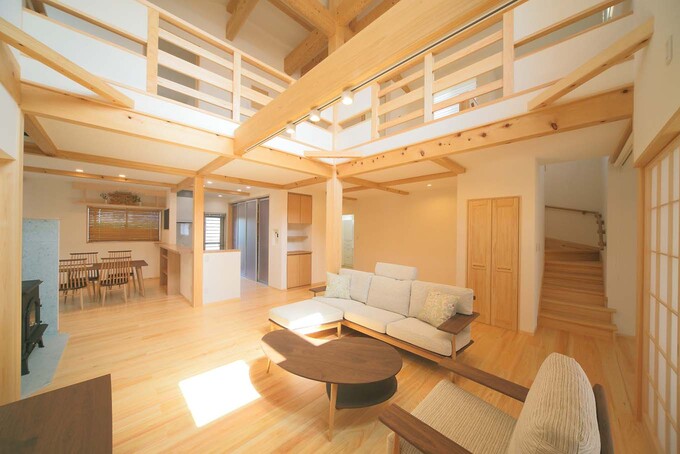 リビングからキッチン、居室へと、広々と広がる空間に心地よい風が通り抜ける