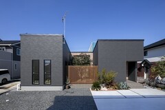 モダンな平屋の外観。シックなグレーの外壁が印象的で、シンプルなデザインが周囲の環境と調和しています。【アルネットホーム　北関東支店】