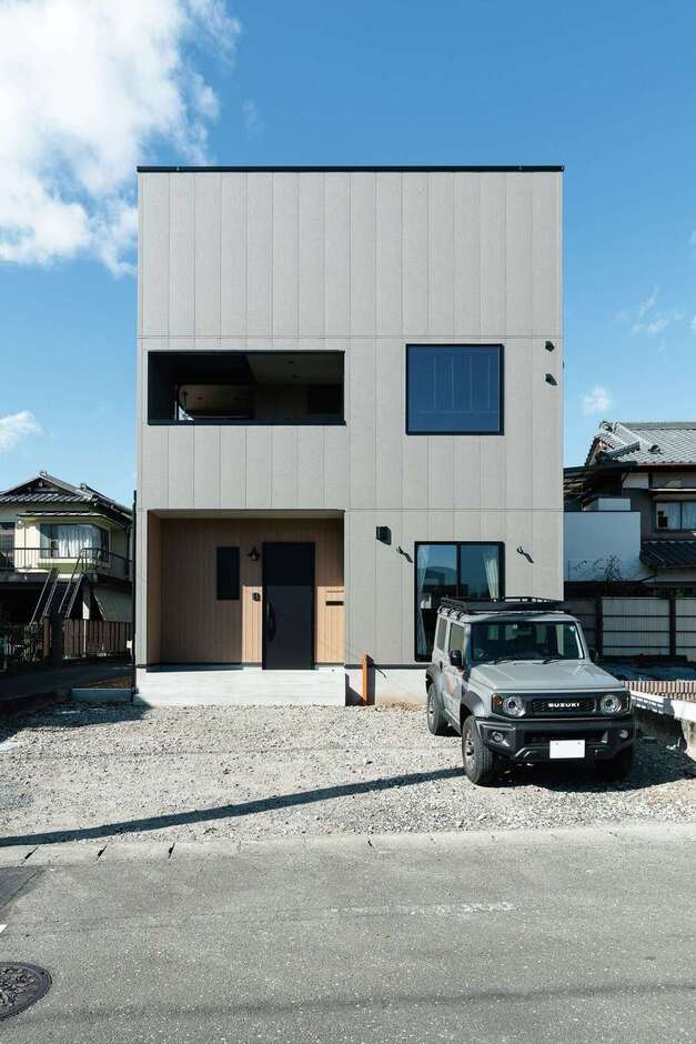 形・開口部とも四角形で揃えた外観。屋根は水栓柱と同じオレンジ色と、見えない部分にもこだわりがある