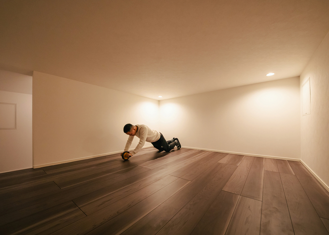7畳の小屋裏空間は収納は勿論のこと、ご主人の筋トレルームや仕事部屋にも使える自由な空間。「子どもたちが友達を呼んで、ここで一緒に映画を楽しむシアタールームもいいですね」とMさんの夢は広がる