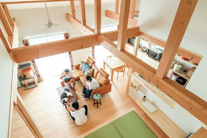 小上がりの和室の下は収納に。キッチンに向けたカウンターはパソコンコーナーに。同じ空間を共有しながらそれぞれの作業ができる。小屋裏の中央の柱は、以前の住まいから残した、ご主人の背比べの傷がある思い出深いもの