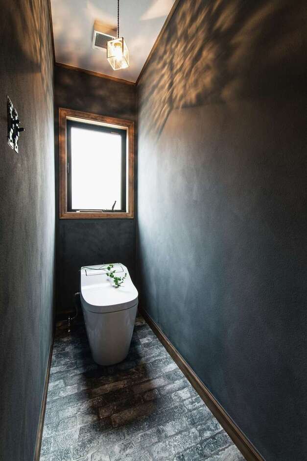 トイレもグレイッシュな塗装壁と床を採用し、アヴァンギャルドな空間に