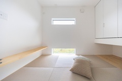 ご主人の仕事部屋兼ご家族のくつろぎの場所でもある２階の和室。、下からは豊な緑が、上からは清々しい空が覗ける小窓がお気に入り。【ひだまり工房】