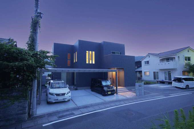 温泉街の情緒ある街並みを考慮して、主張しすぎないダーク系のシンプルモダンな外観デザインを提案。外からベランダの洗濯物が見えないよう工夫して、景観美にも貢献している
