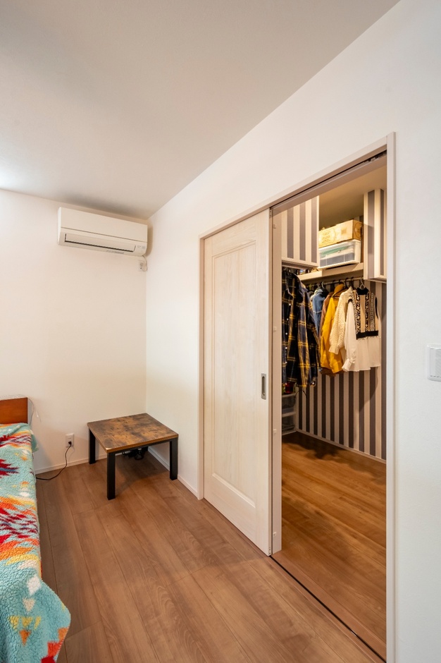 寝室に隣接したクローゼット。シンプルで使いやすい設計で、必要な衣類を手軽に収納できる。