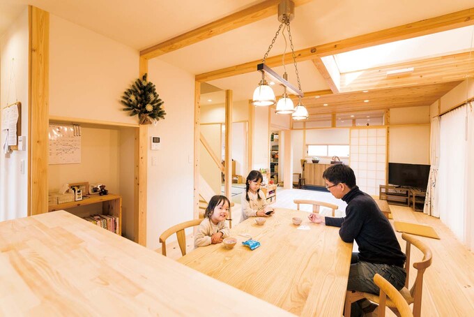行き止まりのない動線、気配を運ぶ吹き抜け、内外をつなぐ土間空間など、元気と絆を育む仕掛けが随所に。自然素材が包むこと、キッチンから見渡せることがポイントだ