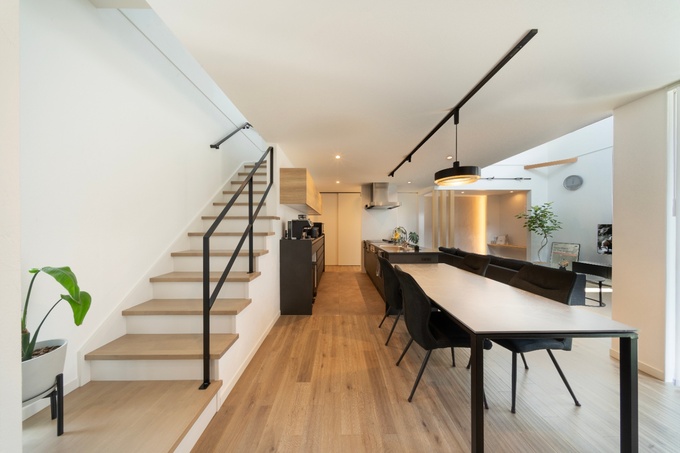 ブラックと木目が引き立て合うLDK。微かな凹凸感が足裏を心地よく刺激するオリジナル無垢フローリングがご夫婦のお気に入り