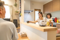 キッチンの腰壁の笠木の幅を広めに計画。ちょこっと食器をおいたりするのに便利とのこと。少しの工夫で食事の準備も片付けも楽に。カウンターよりもスペースをとらない分、ダイニングも広々使えます。【福工房 東海】