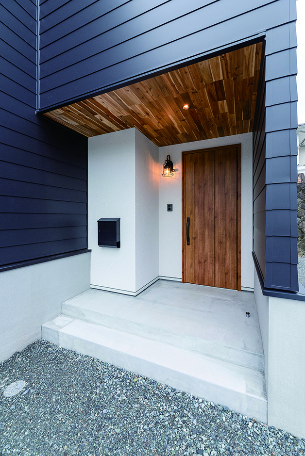 自宅玄関もサロンと同じ無垢の軒天井と塗り壁で統一。ポーチ部分が広く出入りしやすい