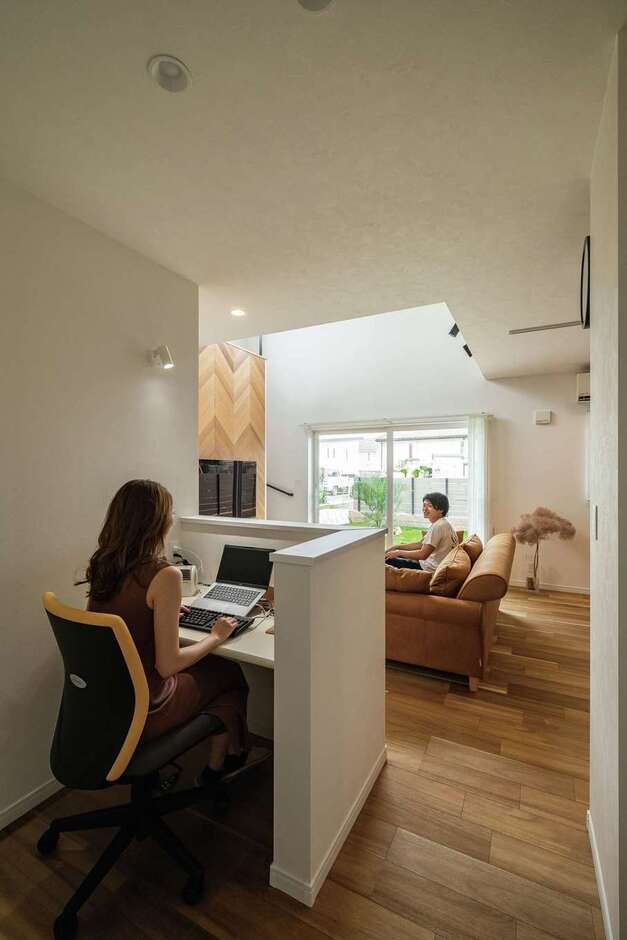 東京の会社に勤務する奥さまは、コロナ以前からリモートワークだったそう。吹抜け、TV、庭が見える場所にカウンターを造作し、以前より快適に仕事をこなしている