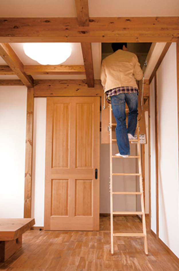 子ども部屋に広い小屋裏収納を設置。育ち盛りの子どもにとってはたまらない秘密基地になりそう