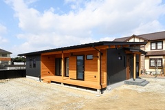 木と金属を融合したシンプルな平屋の外観。自然の暖かみが醸し出すリラックス感が印象的【REIWA HOUSE（令和ハウス）】