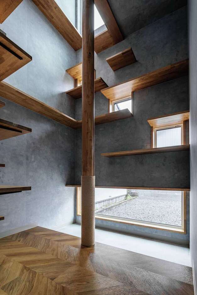ネコ部屋は吹き抜けで2階の主寝室へアクセス可能。外の景色が見えるよう小窓とキャットウォークを造作。床半分はモルタルで、夏も冬も快適に過ごすことができる。