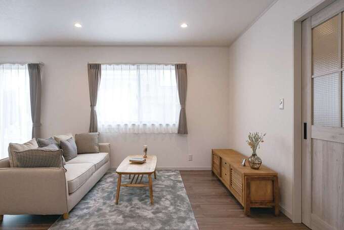 玄関、階段、キッチン、ダイニングと多方向からの動線が重なるリビング。家族が自然とここに集まってくる