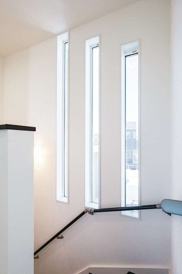 リズミカルに配置したスリット窓