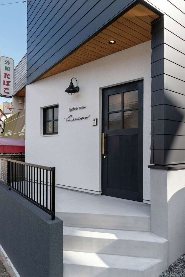 奥さまが妹さんと営む、アイラッシュサロン「Liniere（リンネル）」。自宅玄関と同じ無垢の軒天井に