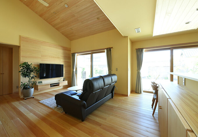 無節の赤松を贅沢に使った、天然木の香りが漂うLDK。テレビの背面は無垢のヒノキを使い、アクセントを。手作り感が心地いい造作家具も魅力