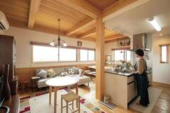 景観を楽しむためリビングは2階に。キッチン正面の窓は、パノラマサイズで自然の景色を切り取る。自然の光も存分に取り入れて、視覚的な心地よさも体感できる空間だ【藤田工務店】