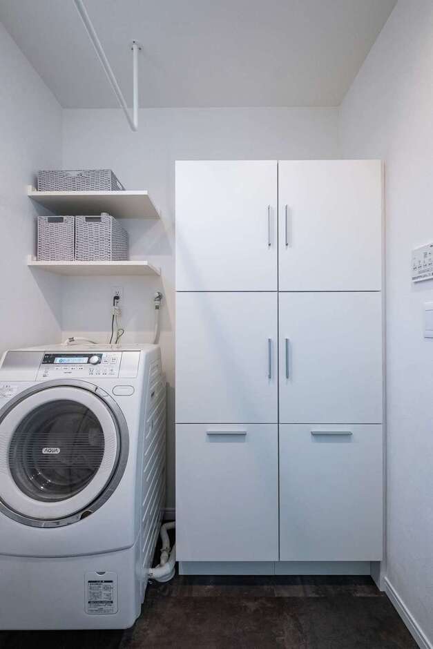 洗濯前の衣類を見せないようにするため、既製品のランドリーBOXのサイズに合わせて設計した脱衣室