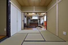 和室の土間に立つと、リビングルームやキッチンを望める