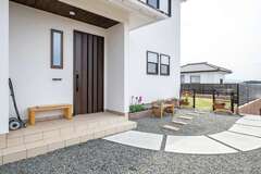 玄関のアプローチは外観に合わせてデザイン【藤田工務店】