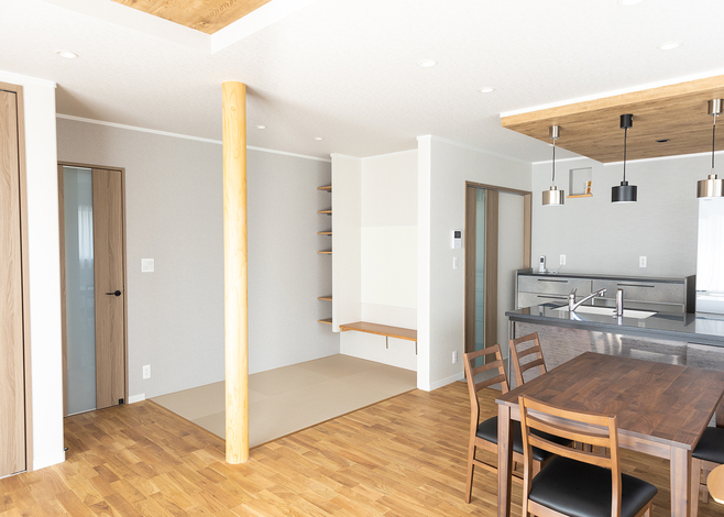 ヒノキの丸柱が印象的。子どもたちが遊んだり、昼寝をしたりする3畳のタタミコーナーと、18畳のリビングダイニングがひとつづきになっている